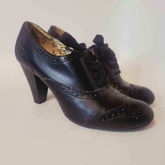 AEO Classic Black Brogue Heels - Picture 5 of 12